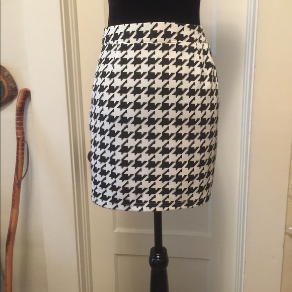 Houndstooth Black and White Mini Skirt - Picture 3 of 5